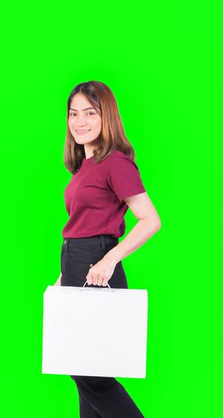 жінка тримає паперову коробку білою. крупним планом на зеленому фоні
 - Фото, зображення