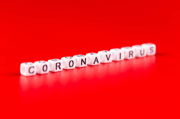 Pandemik ve virüs kavramı, beyaz bloklardan yapılmış Coronavirus kelimesi. Kırmızı arkaplanda Coronavirus metni. - Fotoğraf, Görsel