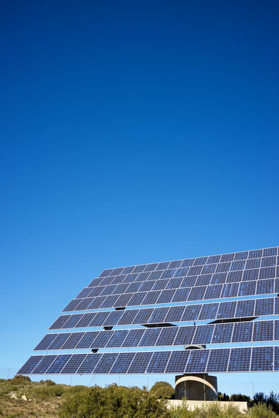 Величезна сонячна панель для виробництва електроенергії в провінції Сарагоса (Арагон, Іспанія).. - Фото, зображення