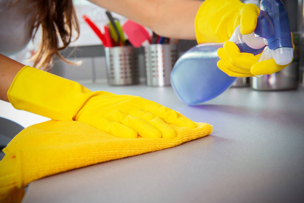Frauen putzen die Küche. Arbeiterinnen hautnah - Foto, Bild