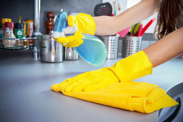 Nők takarítják a konyhát. női munkavállaló közelről - Fotó, kép