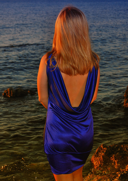 Mor elbiseli düşünceli bir kız - Fotoğraf, Görsel