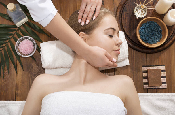 Massaggiatore facendo massaggio spa per ragazza millenaria
 - Foto, immagini