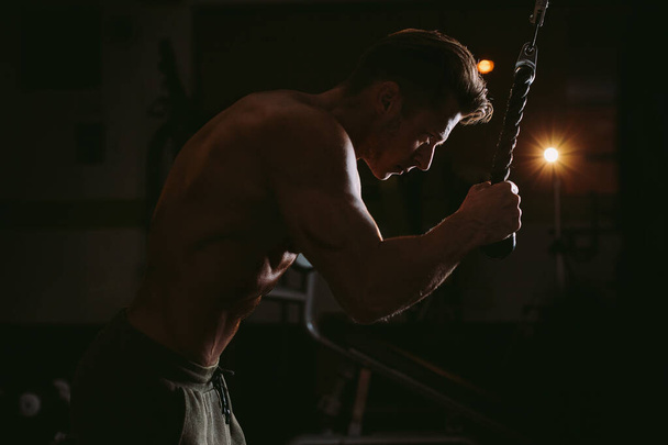 ćwiczenia dla mężczyzn skręcanie ćwiczeń dla brzucha. Trening brzucha kulturysty na siłowni. Skuteczne ćwiczenia skręcające mięśnie brzucha - Zdjęcie, obraz