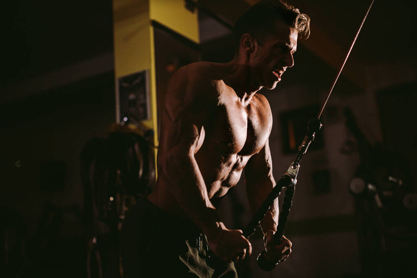 Бодибилдер Грудь тренировки в тренажерном зале тренировки его грудных мышц. Фитнес-мотивация
. - Фото, изображение