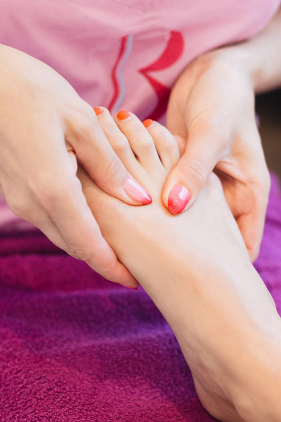 Terapeuta de massagem trabalhando com o paciente. Massagem nas pernas - Foto, Imagem