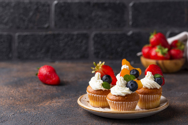 Cupcakes mit Sahne und Beeren - Foto, Bild