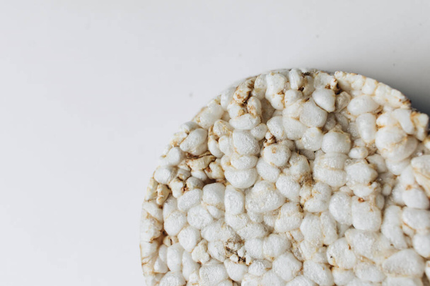  pains croustillants sur fond blanc, aliments sains
 - Photo, image