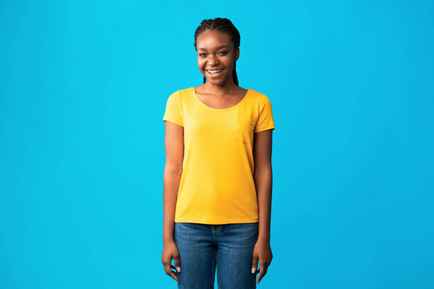 Black Girl In Braces Standing Smiling To Camera, Studio Shot - Foto, imagen