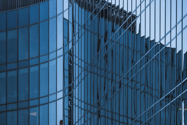 Fachada ondulada de vidrio de un edificio de oficinas
 - Foto, imagen