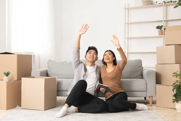 Casal asiático discutindo design de seu novo apartamento
 - Foto, Imagem