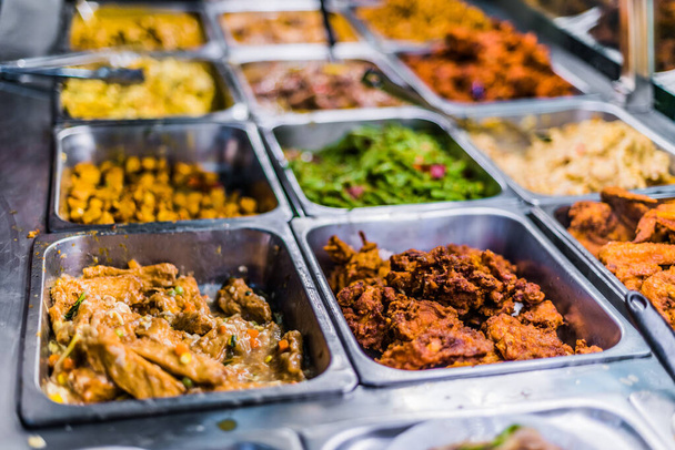 Tradiční asijské pokrmy prodávané v nákupním centru potravin kurtu v Singapuru - Fotografie, Obrázek