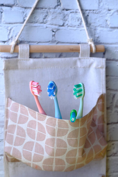 Molti spazzolini colorati, come scegliere il concetto di spazzolino da denti
  - Foto, immagini