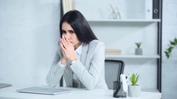 Unzufriedene Geschäftsfrau nutzt Laptop im Büro  - Filmmaterial, Video