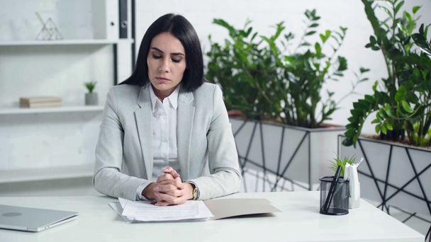 niezadowolona bizneswoman patrząc na dokumenty w biurze  - Materiał filmowy, wideo