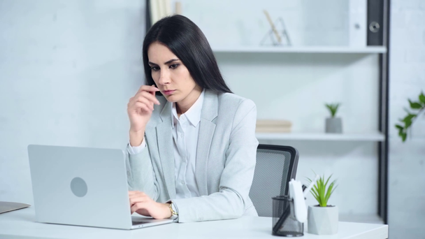 mulher de negócios preocupado usando laptop no escritório  - Filmagem, Vídeo