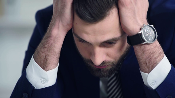 triste homme d'affaires touchant la tête au bureau
  - Séquence, vidéo