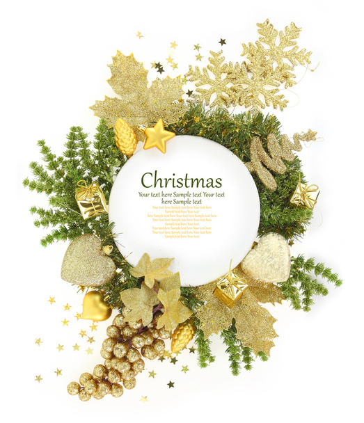 witte plaat met Kerst ornamenten rond het - Foto, afbeelding