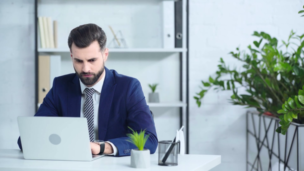 szomorú üzletember öltönyben használja laptop az irodában  - Felvétel, videó