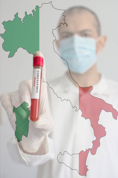 Coronavirus εννοιολογική φωτογραφία με γιατρό φορώντας μια ιατρική μάσκα προσώπου και γάντια, κρατώντας ένα αποτέλεσμα της εξέτασης αίματος για την πανδημία COVID-19 και εθνική σημαία της Ιταλίας, θολή φόντο - Φωτογραφία, εικόνα
