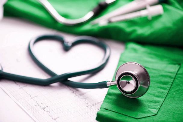 Medische stethoscoop gedraaid in hart vorm. Close-up - Foto, afbeelding