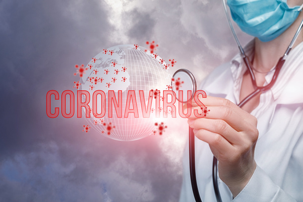 A koncepció a globális problémák a koronavírus. Az orvos egy koronavírussal fertőzött bolygót hallgat.. - Fotó, kép