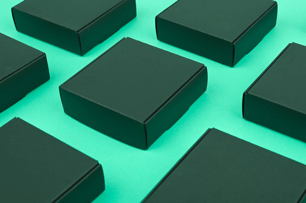 Зеленые квадраты на зеленом. черные ящики на зеленом фоне
 - Фото, изображение