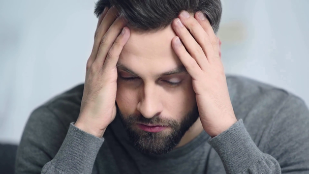 Besorgter und bärtiger Mann berührt Gesicht  - Filmmaterial, Video