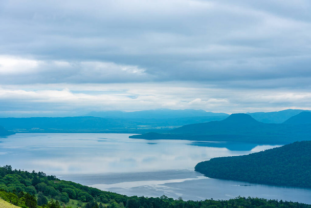 Lac Kussharo en été journée ensoleillée. Paysage naturel du point de vue du belvédère du col Bihoro-toge. Parc national Akan Mashu, Hokkaido, Japon
 - Photo, image