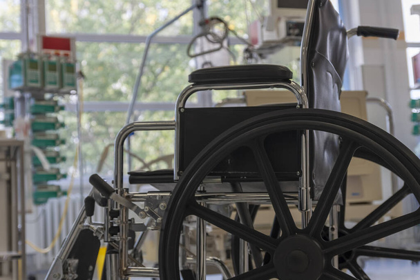  Hastanedeki yoğun bakımda tekerlekli sandalye. Koronavirüs kovid 19 'un neden olduğu zatürree hastalarının tedavi edilebileceği bir yer.. - Fotoğraf, Görsel