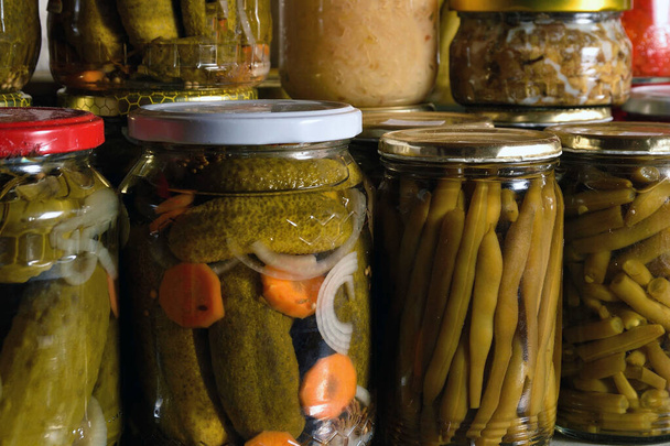 Pot rempli de concombres, haricots, mélange de viande, etc. Légumes conservés dans des pots, bouillon pour l'hiver
. - Photo, image