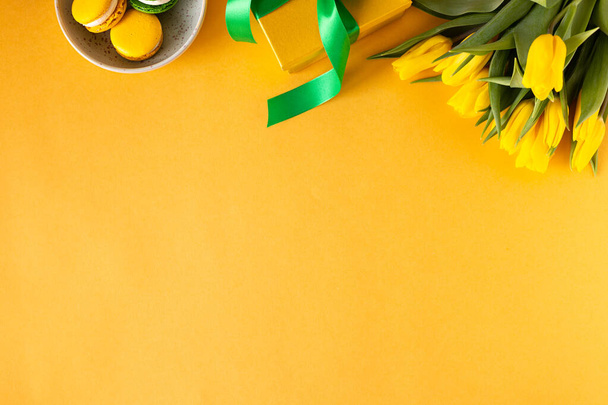 Piękna kompozycja kwiatów. Żółte kwiaty tulipany, pusta ramka na tekst na niebieskim tle. Ślub. Urodziny Walentynki. Dzień Matki. Płaskie ułożenie, widok z góry - Zdjęcie, obraz