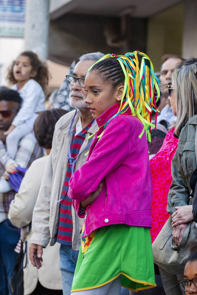LOULE, PORTOGALLO - FEBBRAIO 2020: Carnevale colorato (Carnevale) Partecipanti al festival Parade a Loule City, Portogallo
. - Foto, immagini