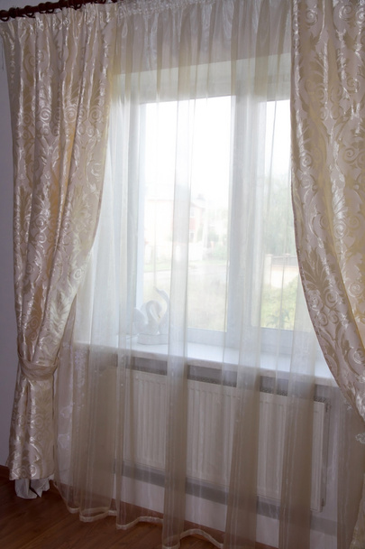 украшение окон - кремовые шторы в спальне
 - Фото, изображение