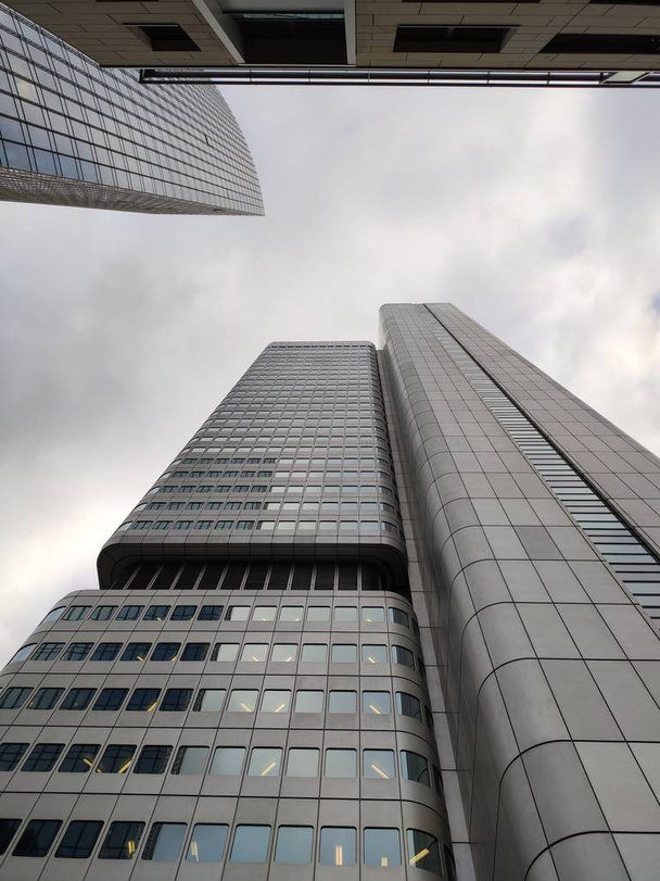 Wieżowiec widok z dołu, miejska dzielnica finansowa Frankfurt - Zdjęcie, obraz