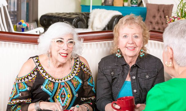 Tre donne anziane che bevono un caffè o un tè insieme
 - Foto, immagini