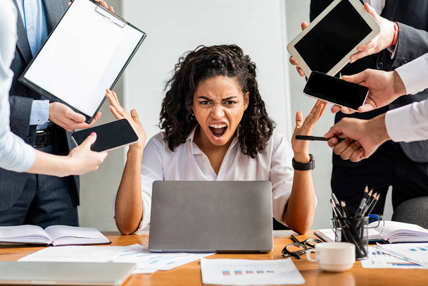 Femme d'affaires en colère à l'ordinateur portable criant furieusement assis dans le bureau
 - Photo, image
