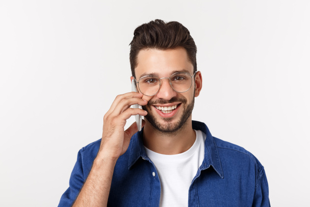 mosolygó srác beszélget egy mozgatható telefon, elszigetelt fehér background. - Fotó, kép