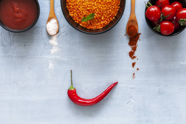 Czerwona soczewica, pomidory, pasta pomidorowa i przyprawy, składniki do gotowania zupy śmietankowej - Zdjęcie, obraz