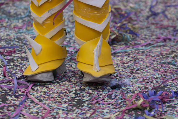 LOULE, PORTOGALLO - FEBBRAIO 2020: Carnevale colorato (Carnevale) Partecipanti al festival Parade a Loule City, Portogallo
. - Foto, immagini