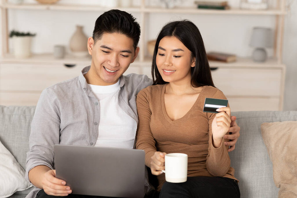 Chinesisches Paar benutzt Laptop und Kreditkarte - Foto, Bild