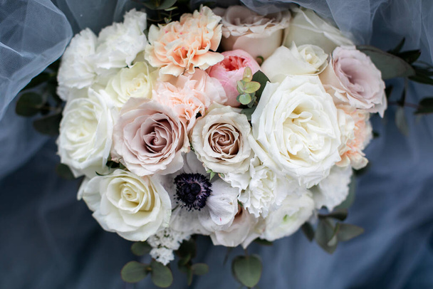 Hochzeitsstrauß aus pastellfarbenen Blumen, Vintage-Stil, verschwommener Hintergrund - Foto, Bild