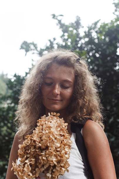 portrait of a young woman with a bouquet of flowers  - Foto, Imagem