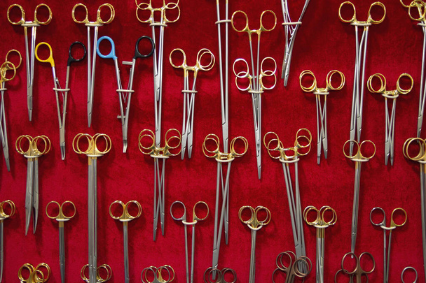 chirurgische Instrumente und Werkzeuge in der Vitrine. Verkauf - Foto, Bild