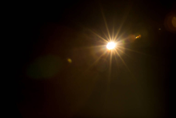 Естественная вспышка на Солнце на черном - Фото, изображение