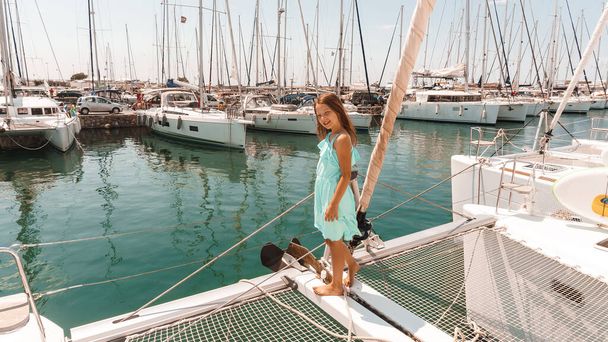 beautiful young girl sitting in the marina on the yacht - Foto, Bild
