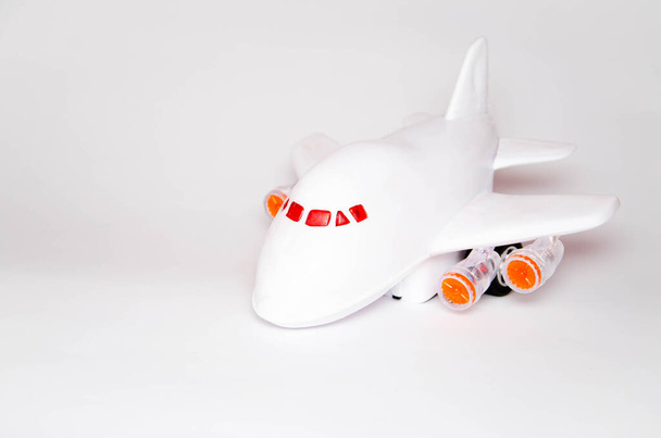 飛行機とドルは白い背景に。ドルと近くの旅客飛行機モデル。ビジネス、航空旅行。上と側の景色。コピースペース - 写真・画像
