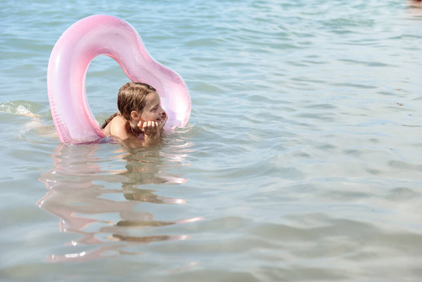 beautiful girl swimming in the water  - Fotoğraf, Görsel