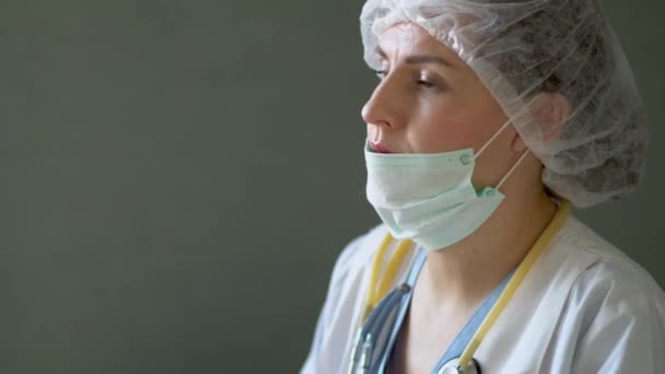 Female doctor working at office desk - Πλάνα, βίντεο