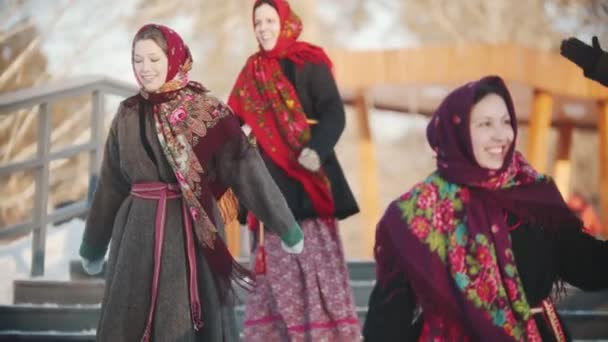 Folklorique russe - l'homme applaudit les femmes en écharpes qui sourient et rient
 - Séquence, vidéo